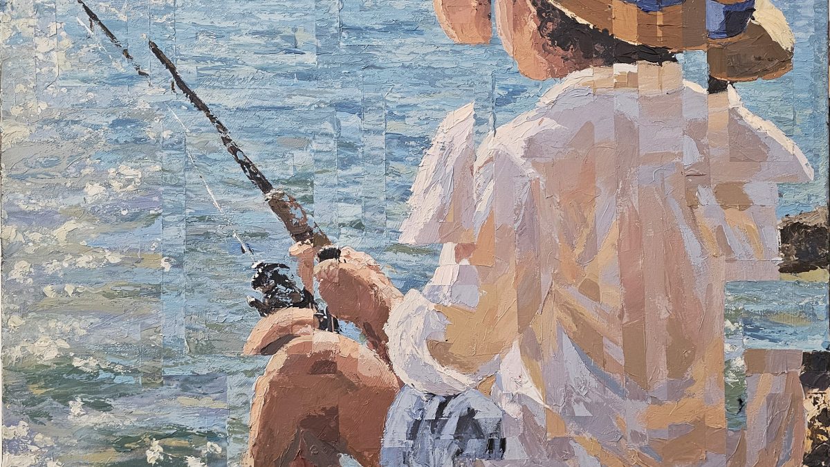 Criança de chapéu sentada nas rochas, com uma cana de pesca diante do mar — O Tempo Entre as Ondas, de Rui Carruço.